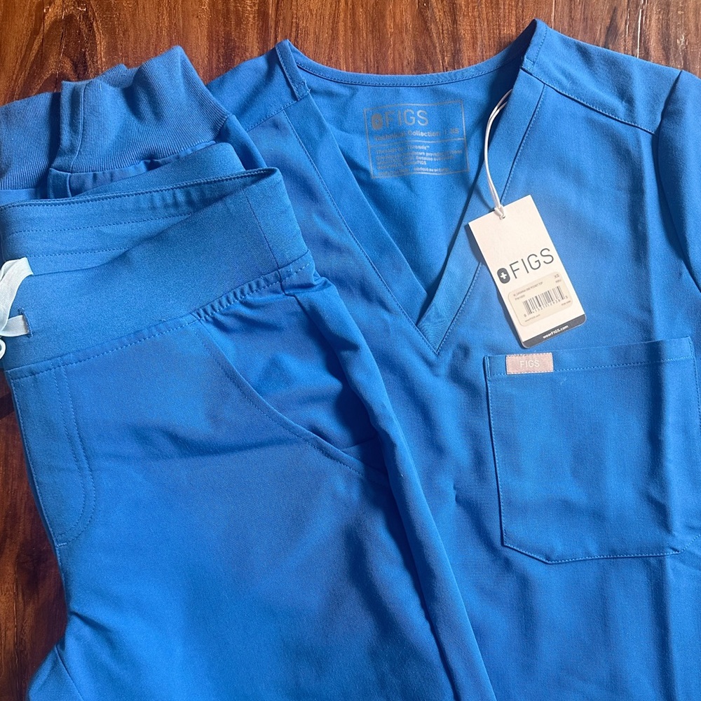 Zamora petite regular waist joggers and Catarina scrub top.
In new condition.